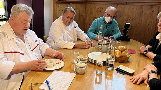 Die Weißwurstprüfer beurteilen die Weißwürste nach verschiedenen Kriterien (©Foto: Martin Schmitz(